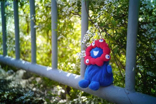 花のかげですずみます。あたたかかったりさむかったりあつかったり。このときはあついひ。