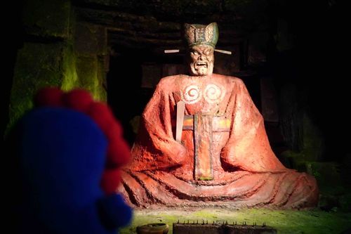 ハニべ巌窟院におとずれました。どうくつにさくひんだらけ。おそろしの閻魔様もいます。