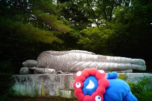 山のてっぺんでねはん。ねむってるのではありません。