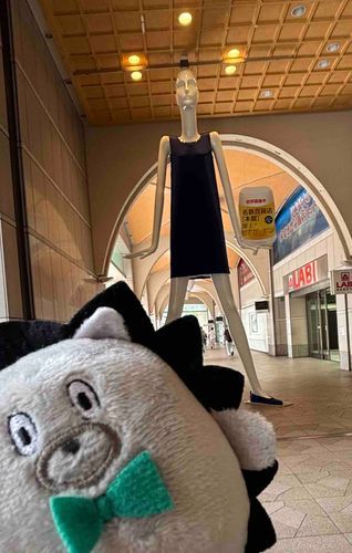 うにぐりくん、ナナちゃん人形だよ
本当にデカイね
股下を通……ってないよ