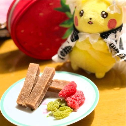 さんざしのドライフルーツ、たべたことある？ピカチュウにはちょっとすっぱかったみたい