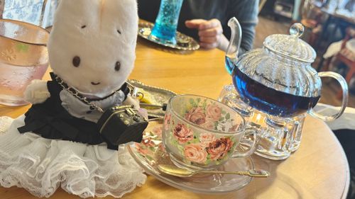 レモンを入れると色が変わるんですって♪