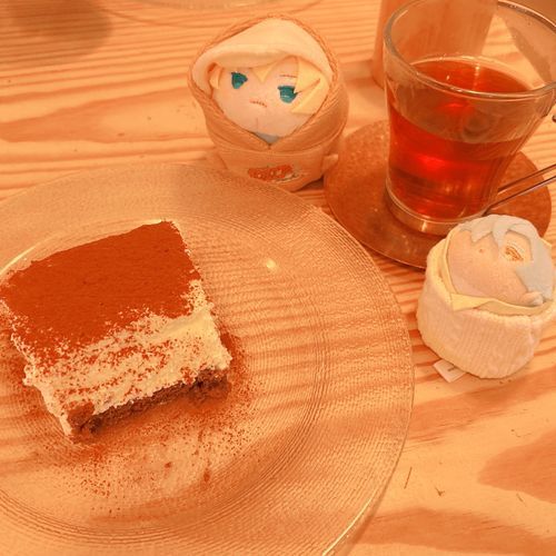 たゃですゃ✌️おいしいてぃらみすみつけたのゃ！ようしゅがすこしきいてておいしかったのゃ。あるじはおさけがきいてふわふわしてるのゃ、おみずのむのゃ！
