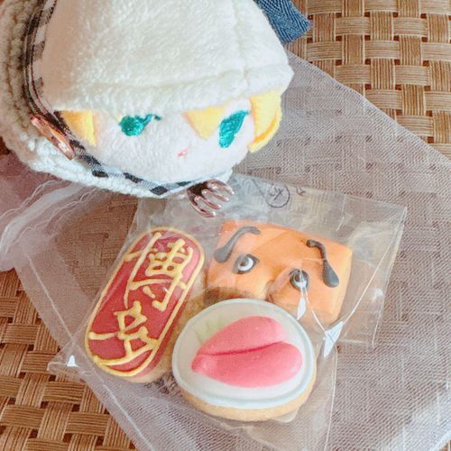 ぐっとほりでーなのゃ！いただきもののくっきーたべるのゃ🍪ちょっとめがあってきまずいけど…たべちゃうのゃ🍴