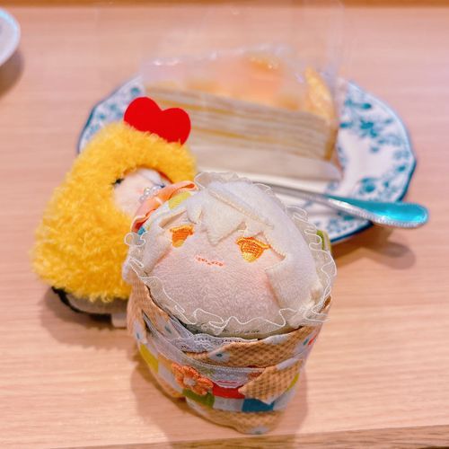 もちひげからのおでかけしゃしんまたおくられてきた…📱はくとうみるくれーぷ…？おいしそう…🍑ところで もちひげもえびふらいちゃんもどこをみてるんだろう…😮