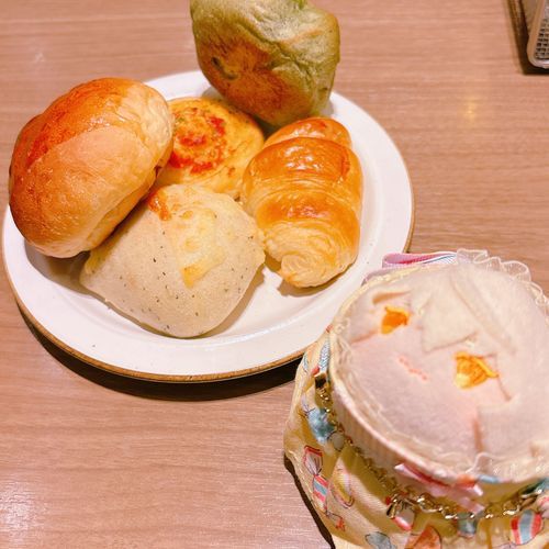 このあいだもちひげがぱんたべほうだいにいったみたい…🍞🥐🥖おさらにもりすぎじゃない…？💦