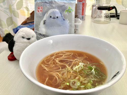 シマさん「シマエナガ...ラーメン...？まさか......オレの同胞たちの...出汁...........」
主「ただの醤油ラーメンです」
シマさん「ただの客寄せパッケージかよ...」
