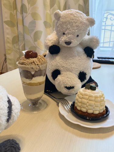 ぱんこ「あっ...そいえばちょっと前にこめこが「これ投稿しといてよ!」とか言ってたやつ完全に忘れたわ...今しとくかー....」
こめこ「はぁー!?こめこの誕生日、4日だったんだけど!!!そのケーキ10日前に食べたんだけど!ぱんこまじありえないんだけど!!!」
藤原「私は6日生まれでした」
ぱんこ「まぁまぁ...怒ると毛が抜けますよ」