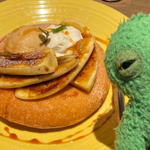 チーズの入った柔らかいパンケーキ
バナナも乗っていてうまいぞ、ハチミツをかけて食べてみろ