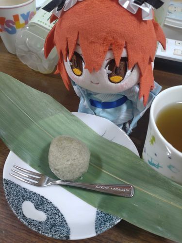 麩まんじゅう？ってやつ！
なにこれ！もちもちしてる！
笹の香りもする！美味しい！