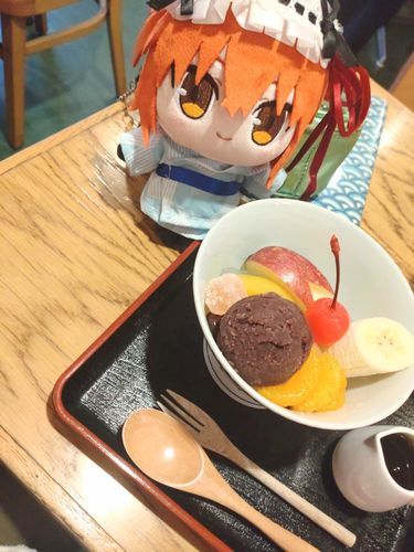 共犯者ー、おしるこ食べるはずでは？
なんであんみつに？
……美味しいからいっか！