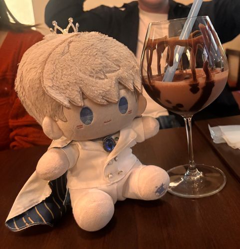 仙台のチョコレート屋さんに行ったら、美味しそうなチョコレートのお酒をもらったぞ。…パートナー、持ち手に届かないんだ。俺用のストローをもらえるか？🥺