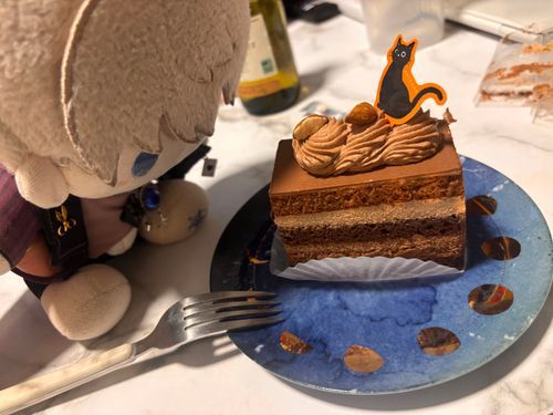 チョコレートケーキだ！お皿は…月影ハンターっぽいな😒セイヤと月影ハンター、どっちが好きなんだ？