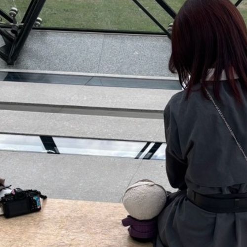 パートナーと、モエレ沼公園に行った時の写真だ。ふふ、一緒にベンチでのんびりしたんだ。