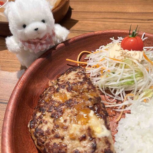 びっくりどんきー に いったんだ〜🐻‍❄️
ぽてと と ちーず が はいった すぺしゃる な はんばーぐ を たべたよ🍴