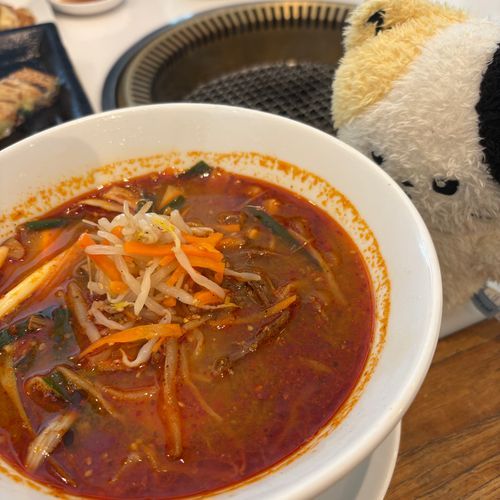 盛岡でもっと評価されても良い麺、盛岡温麺🍜
(写真みたいに辛い麺もある)