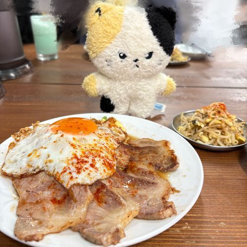 チャーシューエッグとの邂逅🥚
SNSバズ店舗評論家の顔つき
(お通しが量もあって美味しいのでサク飲みなら良い感じ)