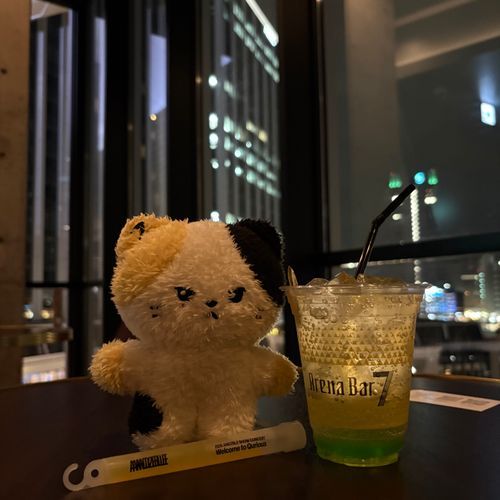 Kアリーナは、終演後にLEVEL7のBARで飲むのが乙ですよ✨
※写真はアルコールを頼んだつもりが、多分ノンアルになってます