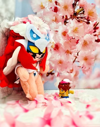 背景は壁紙と造花の花びらですが