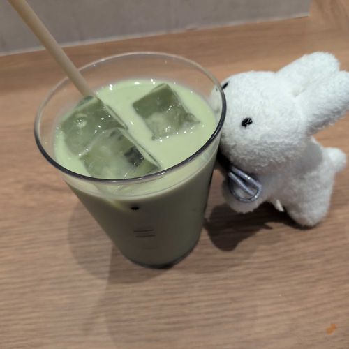 ﾇｼ また マッチャ ラテ のんでる