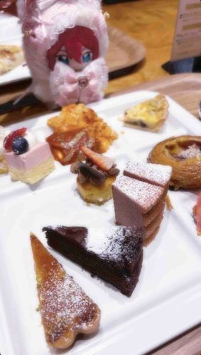 おね〜さん、甘いもんばっかとりすぎじゃねぇの？
おれっちがピザもとってきてやんよ…⭐︎