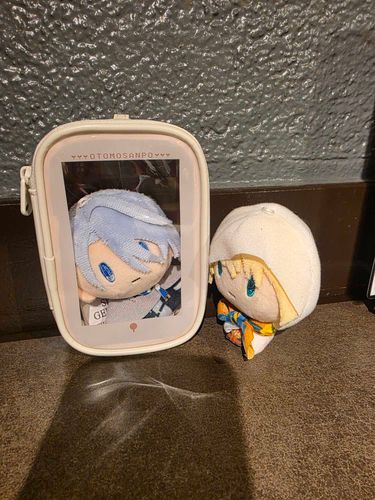 ちびすけ、ちっちゃいほんかにあいさつしてる。
はじめましてはいきなりちょくせつふれあっちゃだめってあるじいってた。けんかするかもなんだって。
ふーん。