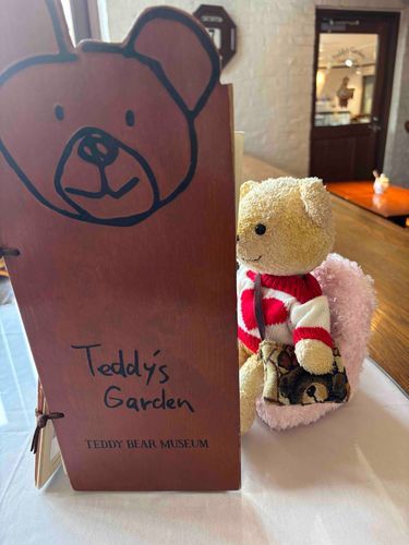 メニューは…ふむふむ…
(各テーブルにぬい用の椅子が置かれてました🪑🐻💕)
