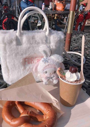 クリスマスマーケットでホットチョコレートと初めてのプレッツェル(ｰ̀֊ｰ́˶ჱ̒