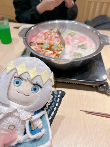 今日はライブっていうものに行ってきたんだ！その前に腹ごしらえだって、マスターお腹壊さないでね？
