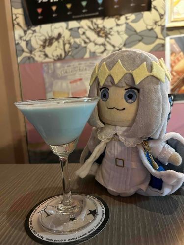 汎人類史のみんなこんばんは！マスターが僕をイメージしてカクテルを注文してくれたよ✨水色で素敵だね！