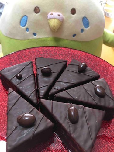 今日のおやつは、コッコちゃんの大好きなシルベーヌ❤️1個だけトッピングのチョコか小粒なの。