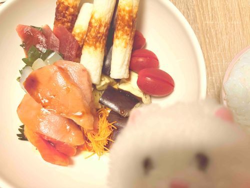 いろいろ全部盛り〜！　のせすぎちゃったかな？　美味〜！　明日は祝日だね！　思いっきり掃除するぞ〜！