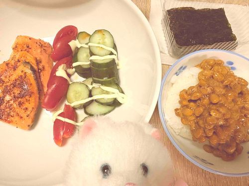 昼寝から起きる時間を間違えちゃって、てんてこ舞い！😭　きゅうりとトマトがあって良かった〜😭