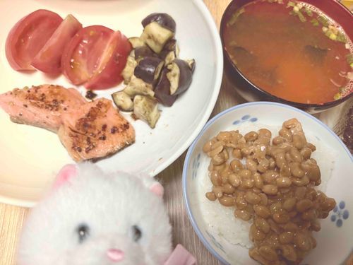 いつもの〜！　納豆のタレをかけるの失敗しまくって、服にかかったり床に飛び散ったりしちゃった😭　でも好き🫶