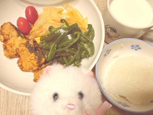 鰤の唐揚げなんだって〜！　これなら脂っこ過ぎなくて良いかも！　玉葱もピーマンもトマトも美味しかった！　満腹！