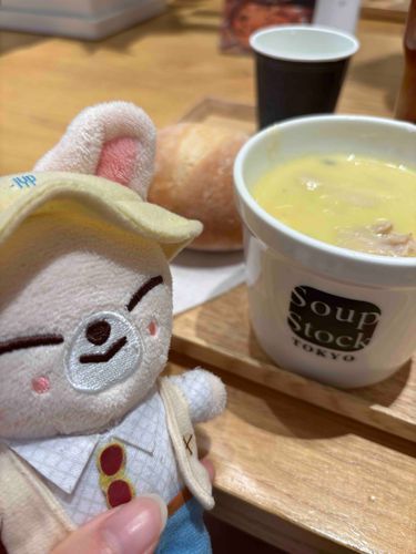 🦊コーンのシチュー、ぽかぽかになったよ〜　パンもふわふわもちもち！