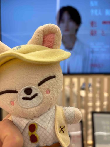 🦊カメラマンが好きなやくしゃさんの　かいた絵のてんらんかいを見に行ったよ！このやくしゃさん　ぼくに顔がにてる人のことも好きなんだってー