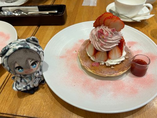 🦈　きのうは すざくのたんじょうびだから ぱんけーきしてきた！
げんていのいちごとさくらのやつ！