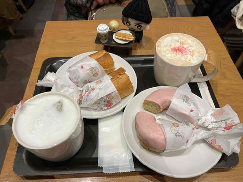 テーブルの上の小さい僕見えますか！？