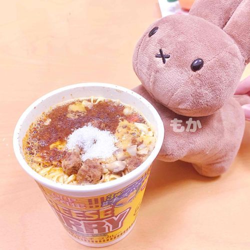 初登場の もかだよ ︎✧︎
もかと同じ色のカップ麺 ~

カレー味のカップ麺おいしすぎる ♩
チーズも乗ってて良い !!

みんなにも わけてあげたいな ~