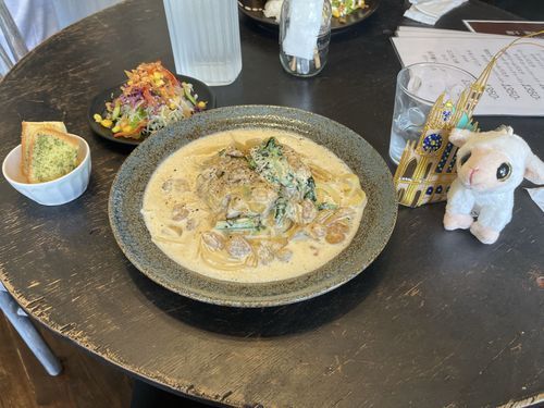 らんちにかふぇにいったのさ。
かいせんくりーむぱすたをちゅうもんしましたわ。
さらだとがーりっくとーすともおいしかったのさ。
どりんくでたのんだまっちゃみるくもすばらしかったですわ。
