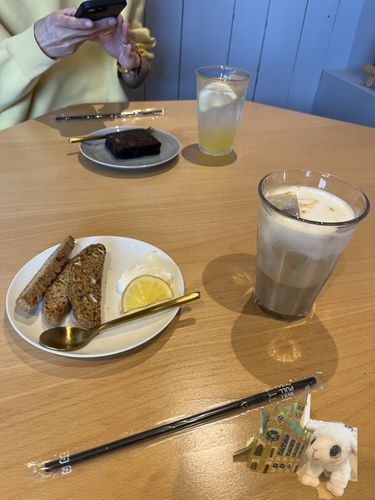 かふぇにいってきたのさ。
あーるぐれいのびすこってぃとそいらてをちゅうもんしましたわ。