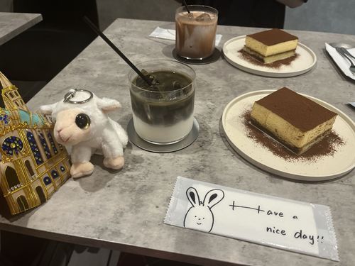あたらしくできたかふぇにいってきたのさ。
ちゃこーるらてとてぃらみすをちゅうもんしましたわ。