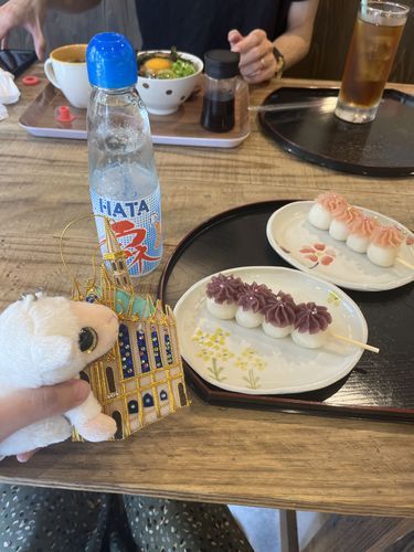 かんみどころではなだんごとらむねをたのんだのさ。
はなだんごはむらさきいもあんといちごあんですわ。