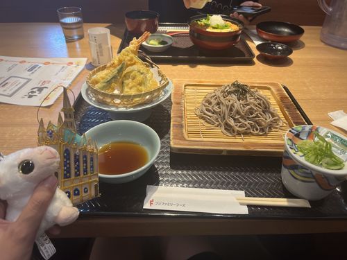 らんちはふぁみれすでてんざるそばをたべたのさ。
さくさくのてんぷらがおいしかったですわ。