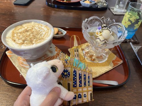 かふぇでくろごまぷりんとこくとうほうじちゃらてをたのんだのさ。
たんばのくろまめちゃがむりょうでのみほうだいでうれしかったですわ。