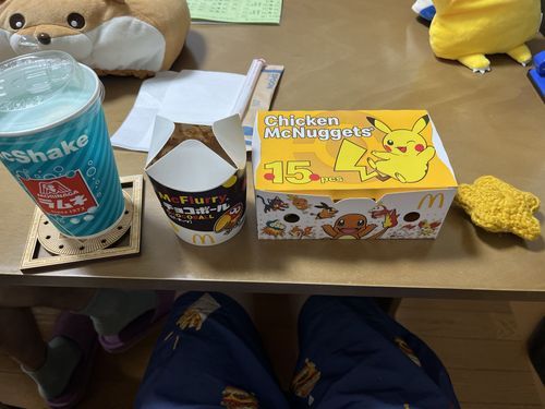 まっくでぽけもんこらぼのなげっとともりながこらぼのふるーりーとしぇいくをたのみました。
ちょこぼーるあじのふるーりーとなげっとのちーずかれーそーすがおいしかったです。