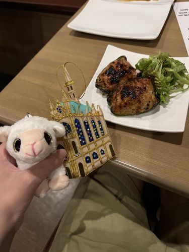 まこちゃんがまえがみのことでなやんでるからみんなのいけんがほしいのさ。
まえがみのばしちゅうなのですがきりたくなってきてしまったのですわ。
きりたいりゆうはどらまのひろいんのかみがたがかわいかったからなのさ。
でもまえがみなしがかんせいしていないのにきっていいのかどうかなやんでるのですわ。
ちなみにがぞうはいっこだとおもってにんずうぶんたのんだらいちにんまえにこいりだったにくづめぴーまんなのさ。
