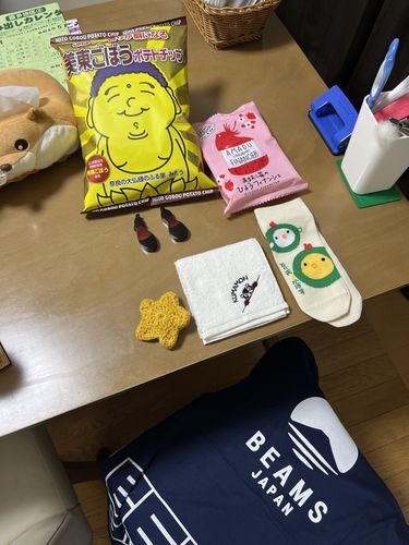 きゅうしゅうりょこうのおみやげをもらいました。
おかしとはしおきとくつしたとはんかちとてぃーしゃつです。