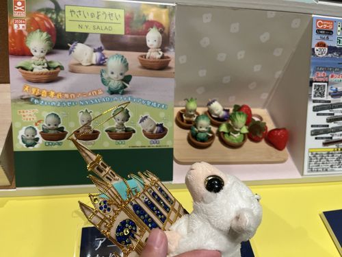 がちゃがちゃてんにいってきたのさ。
やさいのようせいせんぱいのがちゃがちゃをやりましたわ。